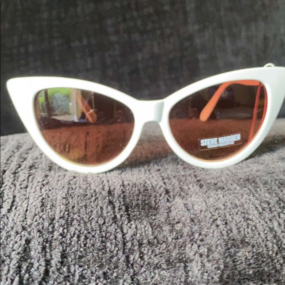 STEVE MADDEN WHITE SUNGLASSES
